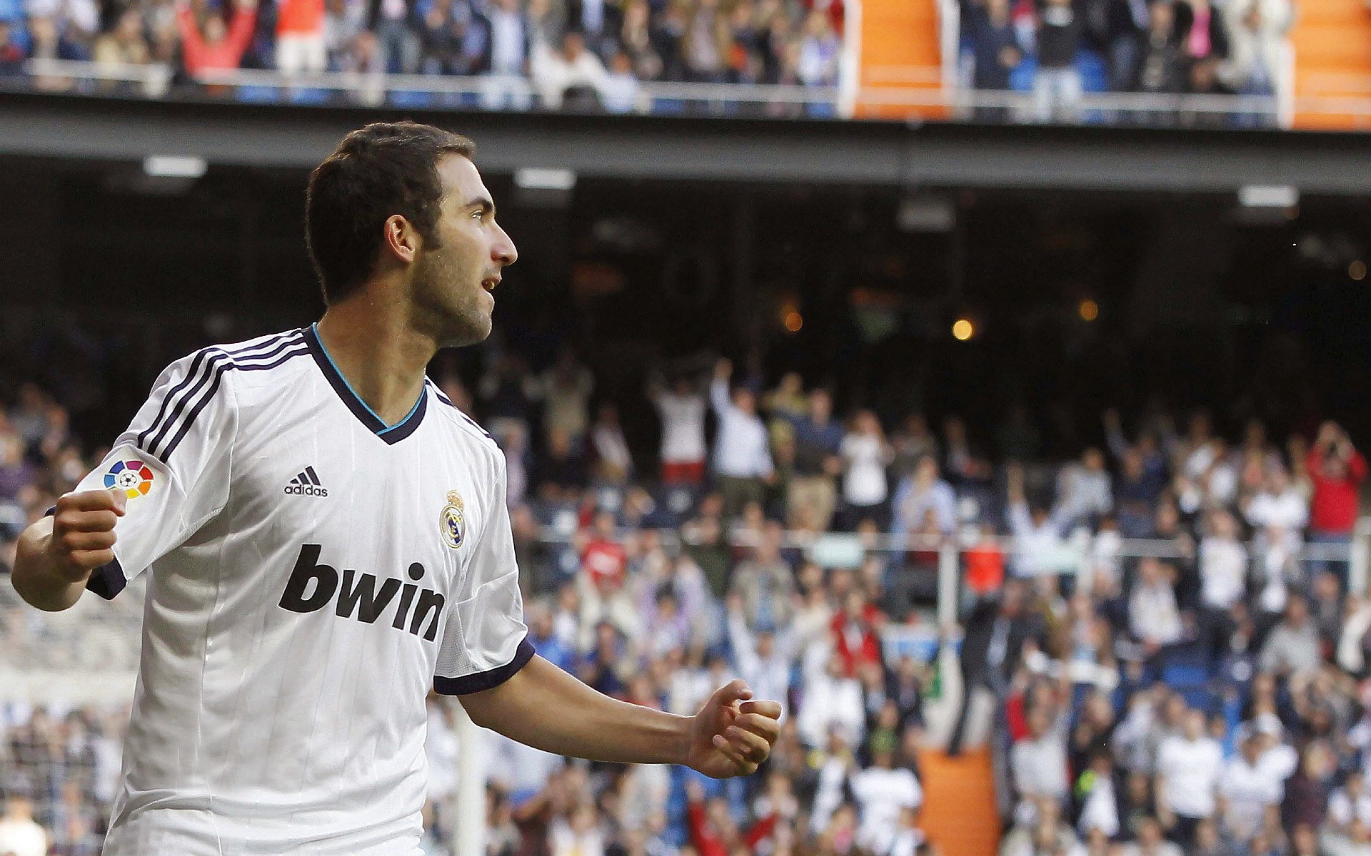 五大联赛是否推行以中场站位弹性应对不同对手策略，五大联赛场地大小