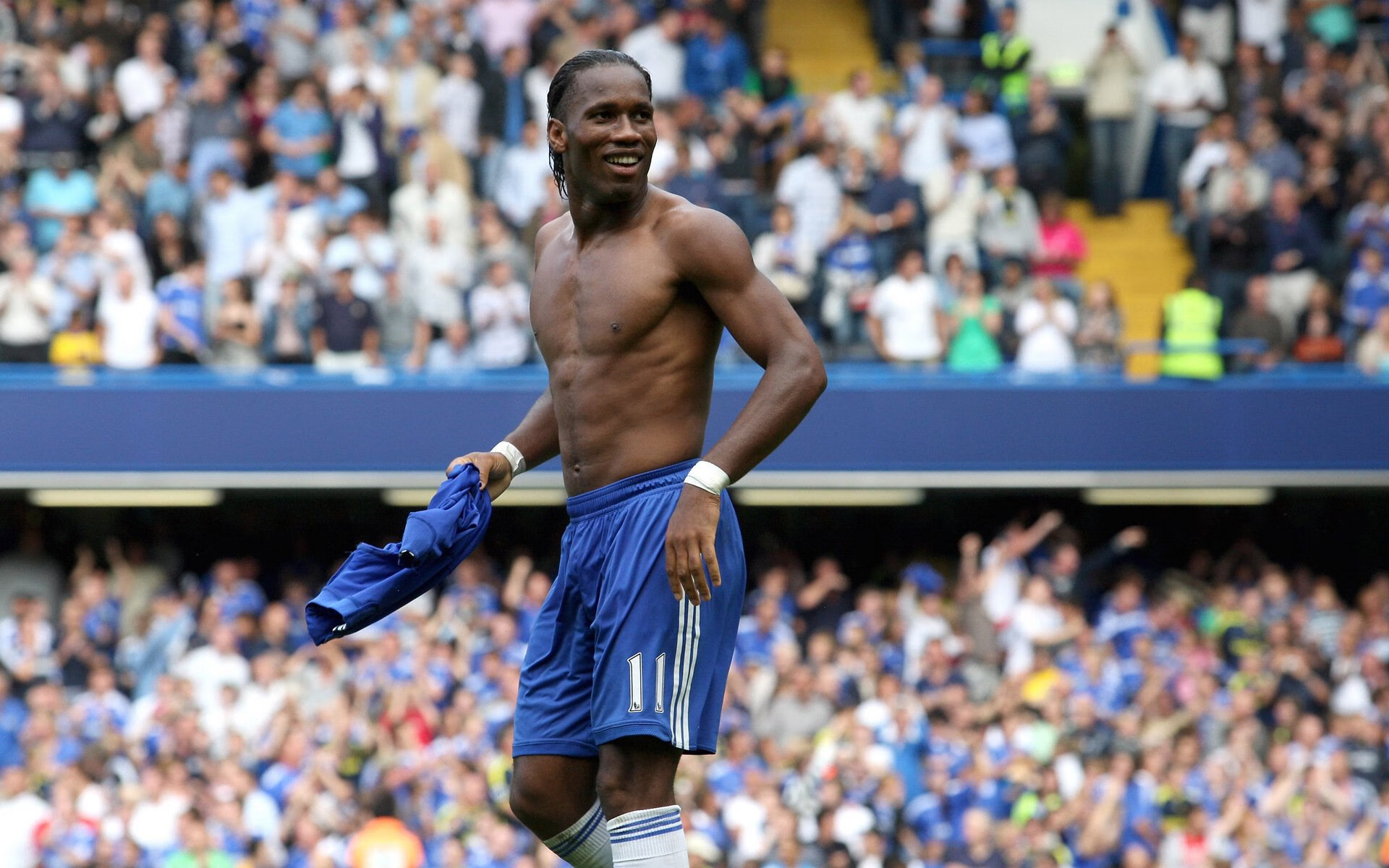 职业联赛视听内容缺乏球迷主动生产空间，职业联赛现场